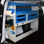 Armoire à tiroirs et à étagères sur fourgon aménagé pour assistance système de mesure liquides et fluides