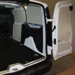 Arrimage avec barre et sangles sur atelier mobile pour câblages structurés