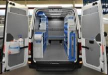 Atelier à bord du TGE MAN aménagé par Syncro System