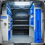 Atelier mobile dans l'Opel Vivaro avec rayonnages et porte-étau