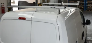 Barres de toit sur le toit du Fiat Fiorino