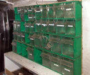 Bloc-tiroirs traditionnel à châssis vert avec tiroirs transparents basculants
