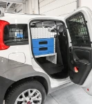 Caisson et tiroirs accessibles par la porte de droite de Fiat Panda