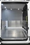 Compartiment de charge du MAN TGE vu depuis les portes arrière, avec revêtement en aluminium