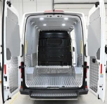 Compartiment de charge vide du MAN TGE avec revêtement antidérapant en aluminium sur les parois et le sol