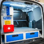 Côté avec habillage en tôle, plancher et tiroirs dans le Courier