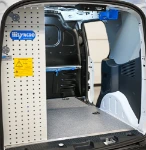 Côté droit avec habillage et support porte-câbles dans le Ford Courier