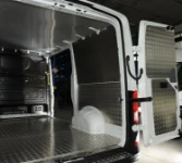 Côté droit avec plancher, panneaux de protection et revêtement pour plafond TGE