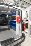 Côté droit de l'aménagement Vivaro avec rayonnages et tiroirs transparents