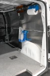 Côté droit de l'Opel Vivaro avec revêtement en aluminium et accessoires
