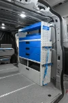 Côté droit du Transporter avec tablettes cloisonnées et tiroirs métalliques