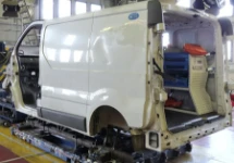 Côté droit fourgon aménagement Ultra après le crash test