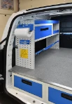 Côté gauche avec bloc tiroirs et aménagement avec tiroirs et rayonnages pour le Berlingo