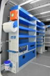 Côté gauche Crafter avec étagères de rayonnage et compartiments fermés avec porte