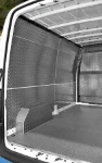 Côté gauche espace de chargement du Sprinter avec plancher et protections