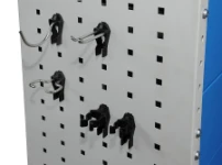 Crochets en acier et plastique pour le flanc de l’aménagement