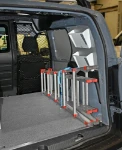 Crochets pour échelle et poches de rangement sur le côté droit du Renault Kangoo