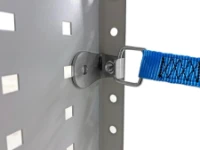 Détail de la fixation à œillet fixée sur le côté de l’étagère