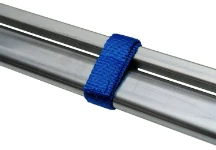 Détail de la sangle velcro de la barre avec blocage cintres