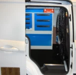 Détail de l’armoire à étagères montée dans le Courier