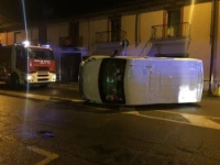Dommages graves à l’extérieur du fourgon impliqué dans l’accident