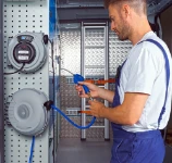 Enrouleur de câble et enrouleur de tuyau pour fourgons