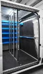 Espace de chargement avec barres d’arrimage verticales