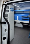 Espace de chargement du Partner aménagé pour systèmes de chauffage et de plomberie vu de la porte latérale