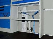 Étagère pour valises avec sangle