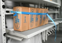 Étagère rabattable avec cartons retenus par la sangle