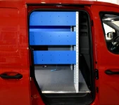 Étagère vue depuis la porte latérale du Ford Transit Connect