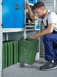Étagères inox avec jerrycans en acier