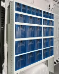 Exemple de fourgon aménagé avec des rangées de tiroirs transparents basculants