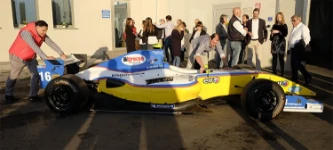 Extérieur nouveau siège via Portile : voiture de compétition en exposition
