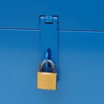 Fermeture avec rabat porte cadenas