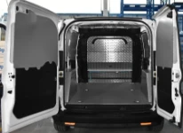 Allestimento officina mobile sul Dacia Dokker con morsa, portarotolo e tanica