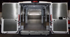 Vista d'insieme dell'allestimento Syncro Ultra nel vano di carico del NV250