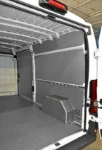 Modulo scaffalato Syncro Ultra nel NV250 con pannello portautensili e cassetti