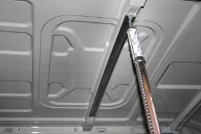 Fixation de la barre d’arrimage au toit