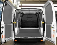Ford Custom avec plancher en contreplaqué marine résiné et panneaux prélaqués