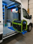 Fourgon aménagé avec glissière porte-générateur et porte-rouleau de papier