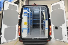 Mercedes Sprinter allestito con scaffalature e pali fermacarico