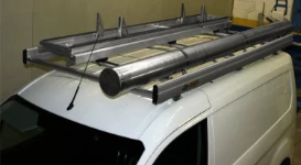 Fourgon avec porte-tubes et porte-échelles pour antenniste