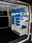 Vano di carico del NV250 con compressore fissato sul passaruota e cinghie di ancoraggio
