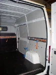 Vano di carico del NV250 con compressore fissato sul passaruota e cinghie di ancoraggio