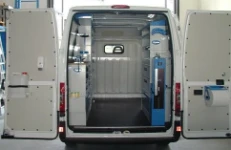 Allestimento officina mobile sul NV250 con morsa, portarotolo e tanica
