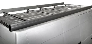 Galerie de toit avec rouleau et barres de rétention latérales pour NV400