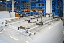 Glissière porte-échelles et porte-tubes en acier sur le toit de Movano L2 H1 pour électricien (2)