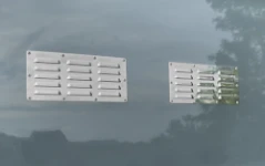 Grilles de ventilation montées sur le fourgon