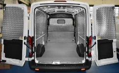 Habillage et revêtement de cloison en aluminium strié et plancher en bois pour le Transit